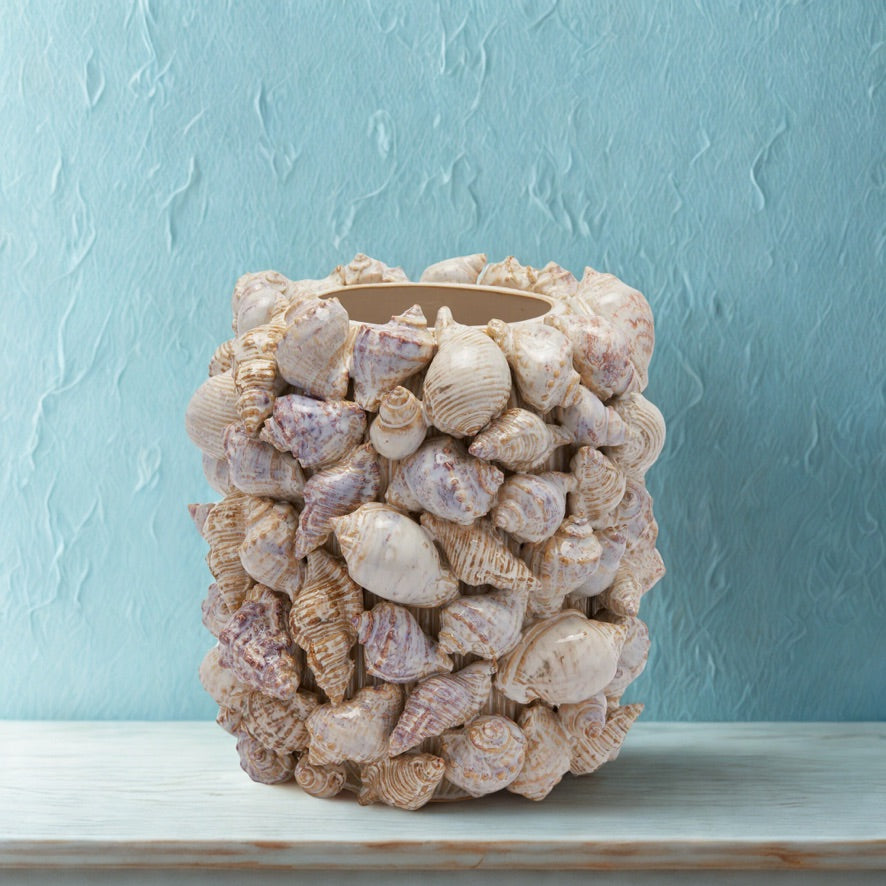 Deco Vase Muschel vor hellblauer Wand