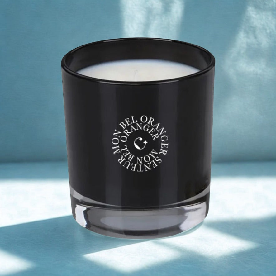 Duftkerze Scents of Morocco Bel Oranger in blauem Ambiente