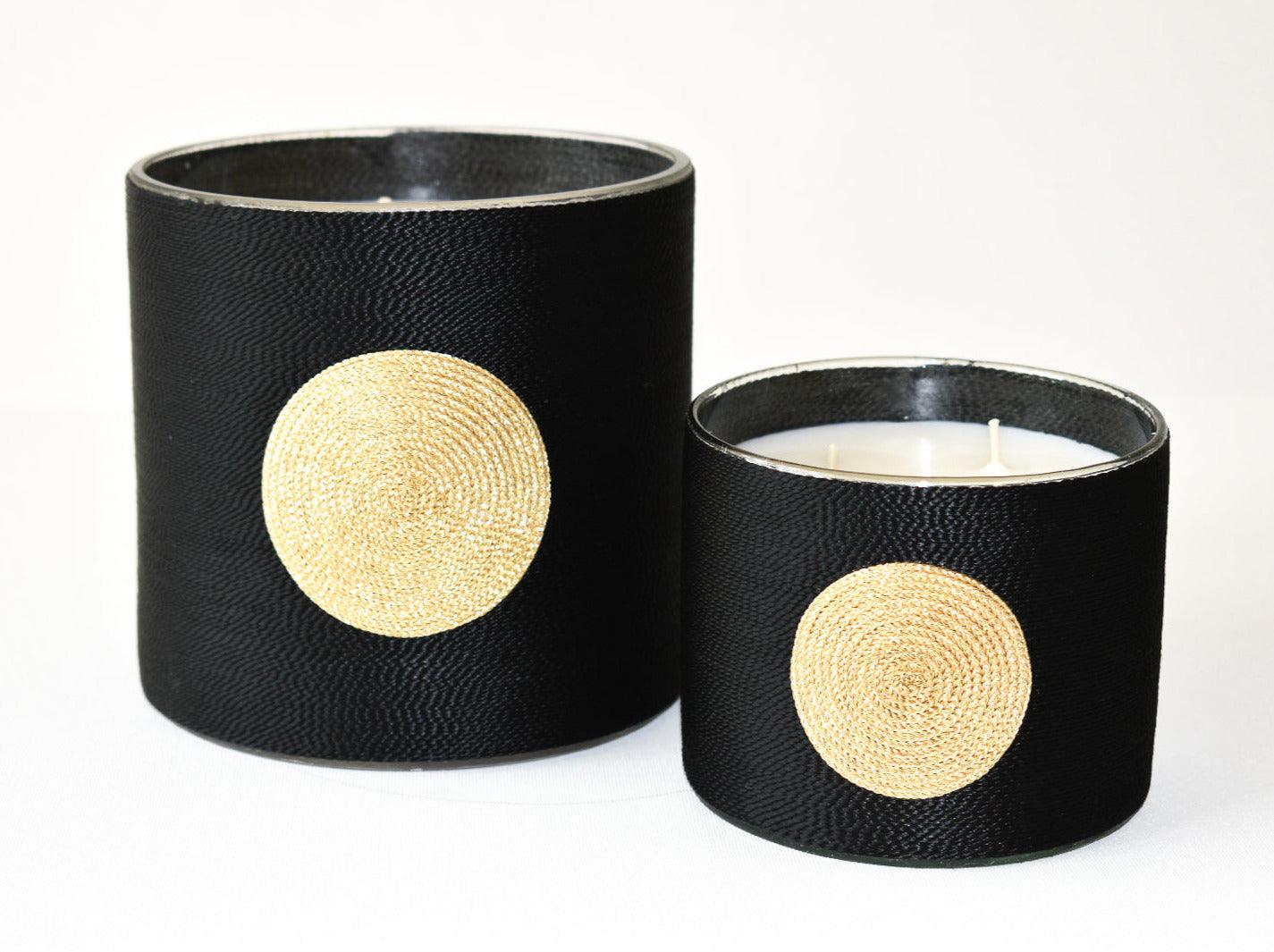 Die Duftkerze SABRA DANA vereint modernes Design mit einem authentischen, marokkanischen Touch. Besonders attraktiv im Duo. Größe M mit Duftnore Orangenblüte, Größe L mit Duftnote Oud.